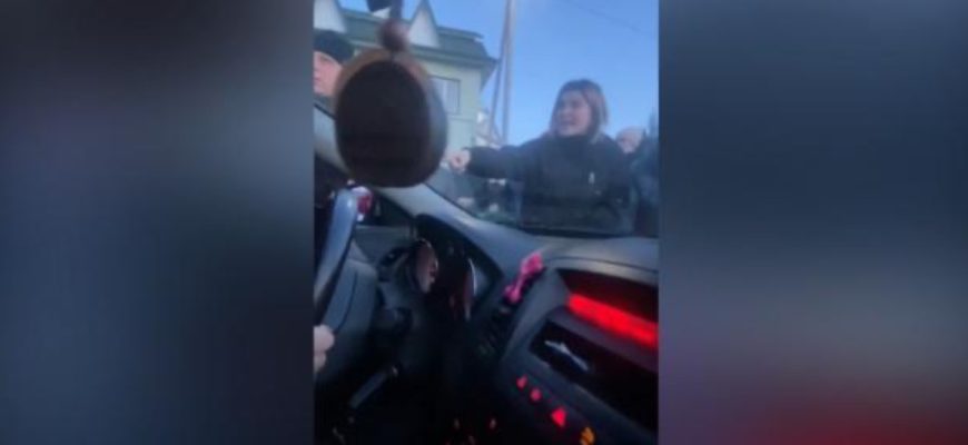 Скандал з “навідницею ТЦК” в Космачі: Військовий нагадав, за кого голосували “патріотичні” жителі села Скандал з “навідницею ТЦК” в Космачі: Військовий нагадав, за кого голосували “патріотичні” жителі села