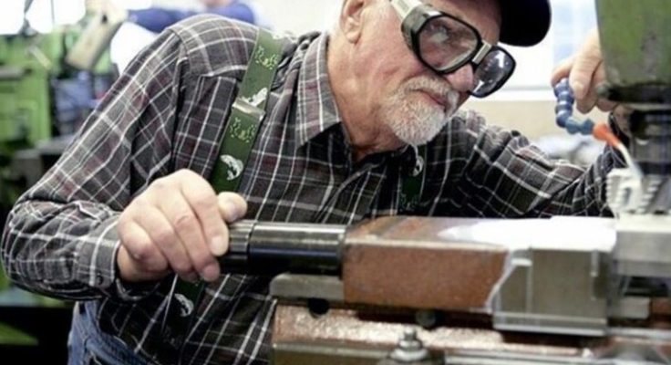 Українцям радять не виходити на пенсію в 60 під час війни: що держава обіцяє натомість Українцям радять не виходити на пенсію в 60 під час війни: що держава обіцяє натомість