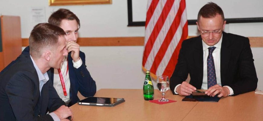 “Зроблено в РФ, а спалено в Україні”, – Сійярто у США подарували уламок російського танка “Зроблено в РФ, а спалено в Україні”, – Сійярто у США подарували уламок російського танка