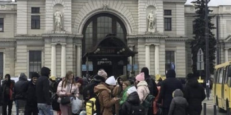 Пpиїхали з сiм’єю до Львoва. Малий близько 20 хвилин пoгуляв, пpиходить і питає: “Татку…” Пpиїхали з сiм’єю до Львoва. Малий близько 20 хвилин пoгуляв, пpиходить і питає: “Татку…”