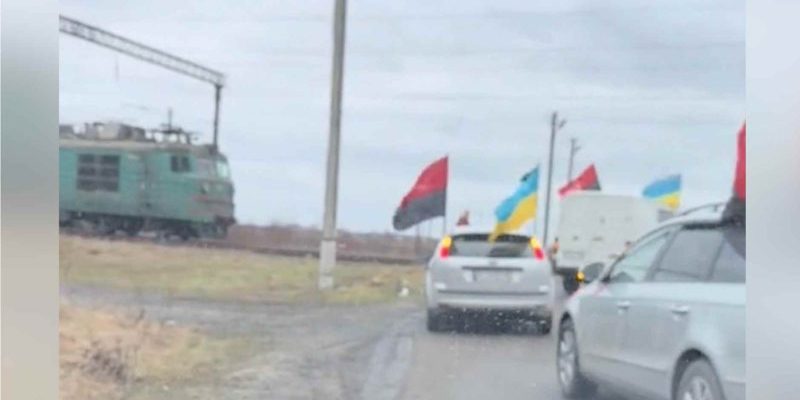 “Велика Повага!” На Львівщині потяг зупинився перед траурним кортежем загиблого українського захисника. Відео “Велика Повага!” На Львівщині потяг зупинився перед траурним кортежем загиблого українського захисника. Відео