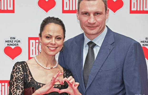 Колишня дружина Кличка показала фото дорослого сина-випускника Колишня дружина Кличка показала фото дорослого сина-випускника