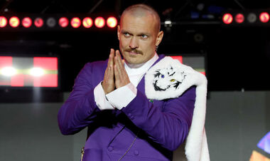 Усик відзначився важливим вчинком на церемонії зважування перед боєм з Ф’юрі: кадри облетіли весь світ Усик відзначився важливим вчинком на церемонії зважування перед боєм з Ф’юрі: кадри облетіли весь світ