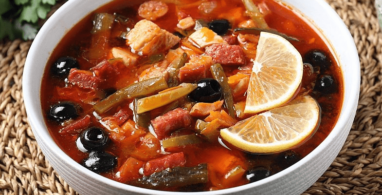 Ситна солянка для зимових вечорів: покроковий рецепт Ситна солянка для зимових вечорів: покроковий рецепт