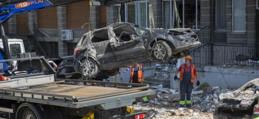 У Києві вивозять зруйновані обстрілами рф автомобілі У Києві вивозять зруйновані обстрілами рф автомобілі