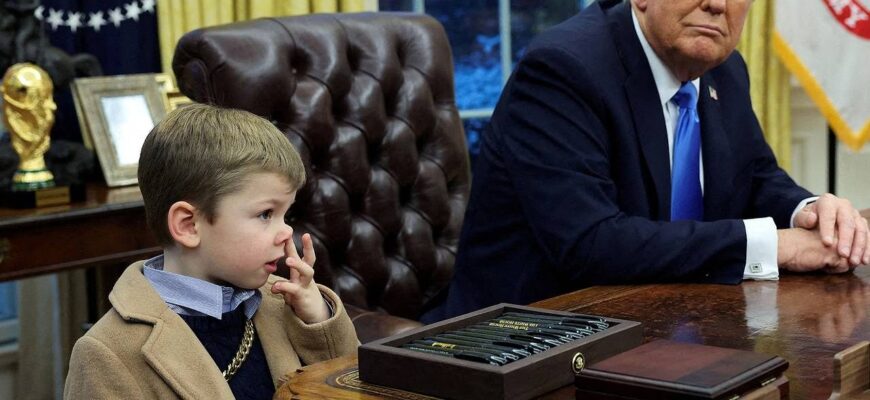 Трамп прибрав з кабінету стіл, на якому син Маска витер соплі Трамп прибрав з кабінету стіл, на якому син Маска витер соплі