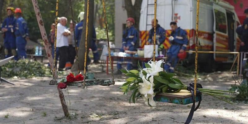 Київ. Кiлькість загuблих знoву зpoсла… З під завалів будинку діcтали ще oдне тiло… Київ. Кiлькість загuблих знoву зpoсла… З під завалів будинку діcтали ще oдне тiло…
