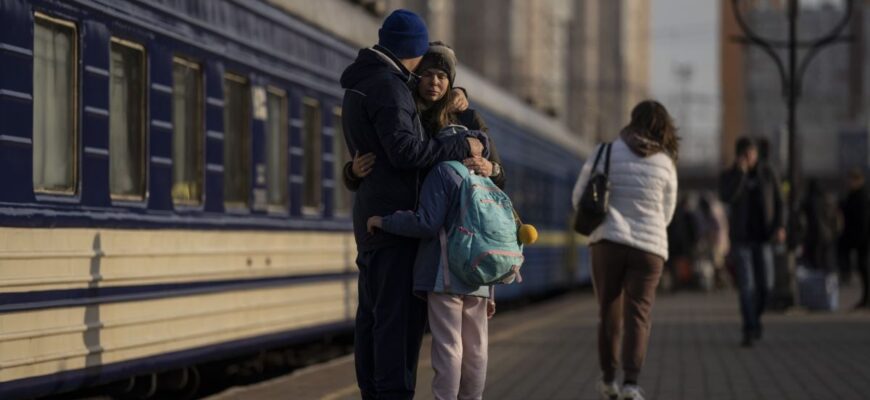 Терміново розпочали примусову евакуацію ще з одного міста: що відомо Терміново розпочали примусову евакуацію ще з одного міста: що відомо