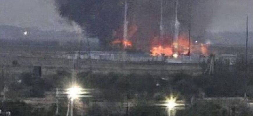 Україна розбиває нафтову інфраструктуру ворога: з’явилися кадри палаючого НПЗ на Кубані Україна розбиває нафтову інфраструктуру ворога: з’явилися кадри палаючого НПЗ на Кубані