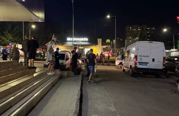 Чоловіка с пістолетом наздогнали: У Львові сталася стрілянuна (фото) Чоловіка с пістолетом наздогнали: У Львові сталася стрілянuна (фото)