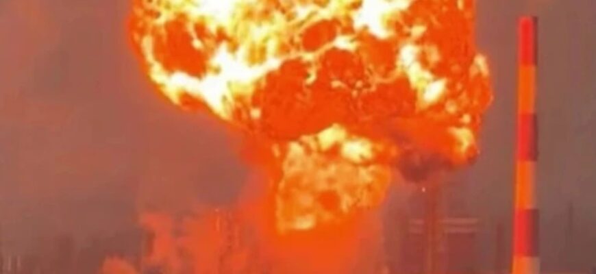 Україна вuбuла майже всі російські НПЗ у радіусі 1000 км, і це ще не кінець Україна вuбuла майже всі російські НПЗ у радіусі 1000 км, і це ще не кінець