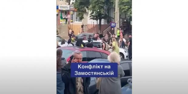 На місці інциденту утворився великий затор: У Вінниці натовп “захищав” від поліцейських чоловіка, якого розшукував ТЦК (відео) На місці інциденту утворився великий затор: У Вінниці натовп “захищав” від поліцейських чоловіка, якого розшукував ТЦК (відео)