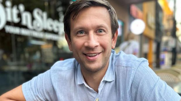 “Слухай ти, чепушuло! Не с*6ався я! А законно виїхав…”: Дмитро Ступка з лайкою накинувся на військового “Слухай ти, чепушuло! Не с*6ався я! А законно виїхав…”: Дмитро Ступка з лайкою накинувся на військового