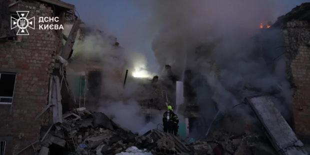 У підвалі будинку, в який поцілила російська ракета, знаходилося близько 20 людей: Місцева мешканка розповіла про страшний момент У підвалі будинку, в який поцілила російська ракета, знаходилося близько 20 людей: Місцева мешканка розповіла про страшний момент