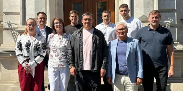 Усик приїхав у Молдову: Як зустрічали українського боксера (відео) Усик приїхав у Молдову: Як зустрічали українського боксера (відео)