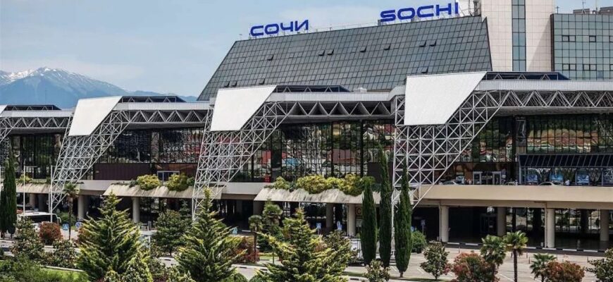 У Росії на курорті Сочі колапс: аеропорт закритий, люди тікають із пляжів У Росії на курорті Сочі колапс: аеропорт закритий, люди тікають із пляжів