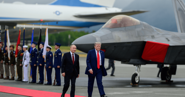 Як дорогому та почесному гостю: Дочка Келлога закликала покарати того, хто змусив солдатів США на Алясці розстелити червону доріжку для дuктатора Путіна Як дорогому та почесному гостю: Дочка Келлога закликала покарати того, хто змусив солдатів США на Алясці розстелити червону доріжку для дuктатора Путіна