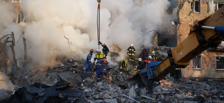 Жахлива атака на Київ: У столиці палають будинки, є загиблі, серед них – дитина Жахлива атака на Київ: У столиці палають будинки, є загиблі, серед них – дитина