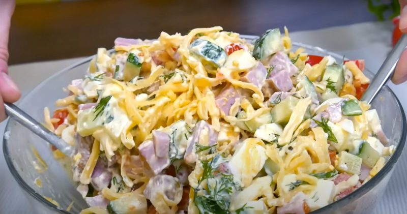 Сусідка по дачі дала рецепт. Тиждень їдемо і ще хочеться: дуже смачний салат до ужину.