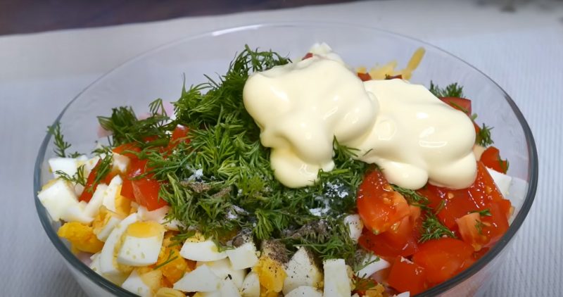 Сусідка по дачі дала рецепт. Тиждень їдемо і ще хочеться: дуже смачний салат до ужину.