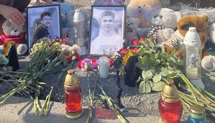 12 вересня Шаргородська громада прощатиметься з двома старшокласниками – які 10 вересня стали жертвами нападу озброєного ножем колишнього вчителя.. 12 вересня Шаргородська громада прощатиметься з двома старшокласниками – які 10 вересня стали жертвами нападу озброєного ножем колишнього вчителя..