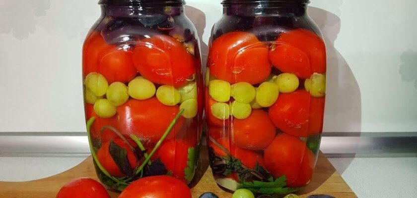 Мариновані помідори з виноградом на зиму – справжній смаковий сюрприз! Мариновані помідори з виноградом на зиму – справжній смаковий сюрприз!