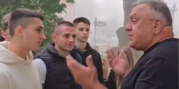 На Франківщині школярі та вчителі п0тролuли директорку, яка не допустила до занять учнів у шортах: Що вони зробили (відео) На Франківщині школярі та вчителі п0тролuли директорку, яка не допустила до занять учнів у шортах: Що вони зробили (відео)