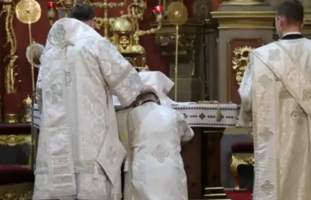 На Волині викрили священника, який за тис. обіцяв висвятити ухилянта в диякони (фото) На Волині викрили священника, який за тис. обіцяв висвятити ухилянта в диякони (фото)