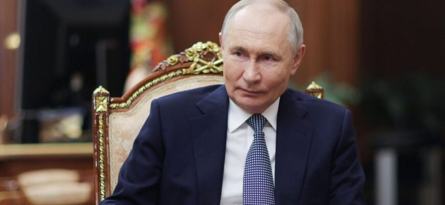 Путін офіційно запросив Зеленського на зустріч, але є одне “але” Путін офіційно запросив Зеленського на зустріч, але є одне “але”