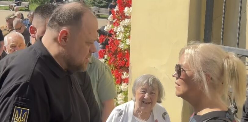 Рідна сестра Парубія на похороні підійшла до Стефанчука із запитанням щодо загиблого брата! Відео Рідна сестра Парубія на похороні підійшла до Стефанчука із запитанням щодо загиблого брата! Відео