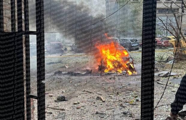 Росія атакувала дронами Дніпро – 12 людей поранено, спалахнули пожежі (фото, відео) Росія атакувала дронами Дніпро – 12 людей поранено, спалахнули пожежі (фото, відео)