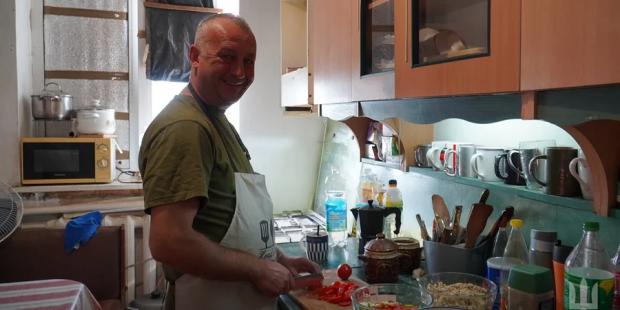 “Ситий пілот – точний пілот”: Військовослужбовці 14 ОМБр показали, чим вечеряють перед бойовим завданням (фото) “Ситий пілот – точний пілот”: Військовослужбовці 14 ОМБр показали, чим вечеряють перед бойовим завданням (фото)