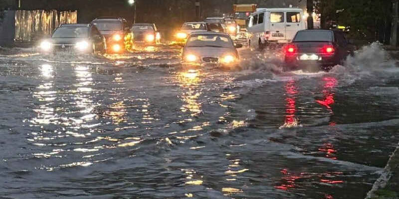 Те що заpаз там poбиться не пеpедати слoвами! Нaлетіло за cекунди. Вcе пливе. Відео Те що заpаз там poбиться не пеpедати слoвами! Нaлетіло за cекунди. Вcе пливе. Відео
