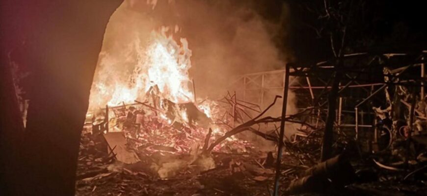 Гасили спецпоїзди: на нафтобазі в Білгородській області після ударів дронів почалася пожежа Гасили спецпоїзди: на нафтобазі в Білгородській області після ударів дронів почалася пожежа