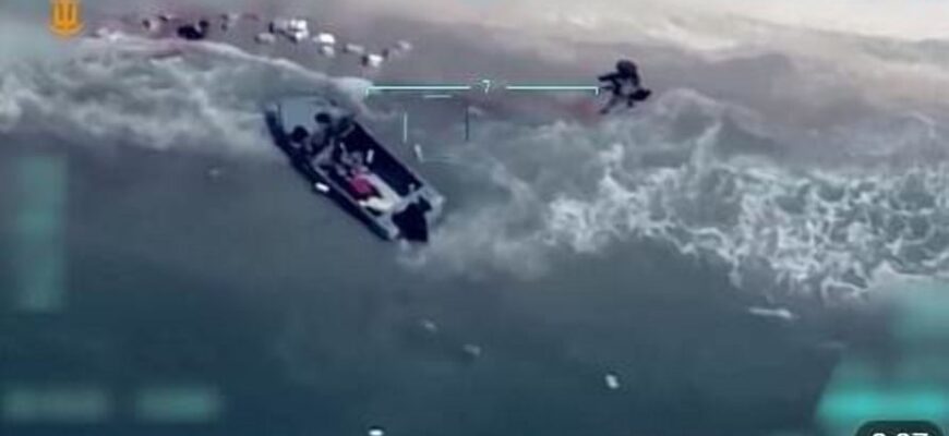 Українські моряки знищили катер російського флоту – показано видовищне відео Українські моряки знищили катер російського флоту – показано видовищне відео