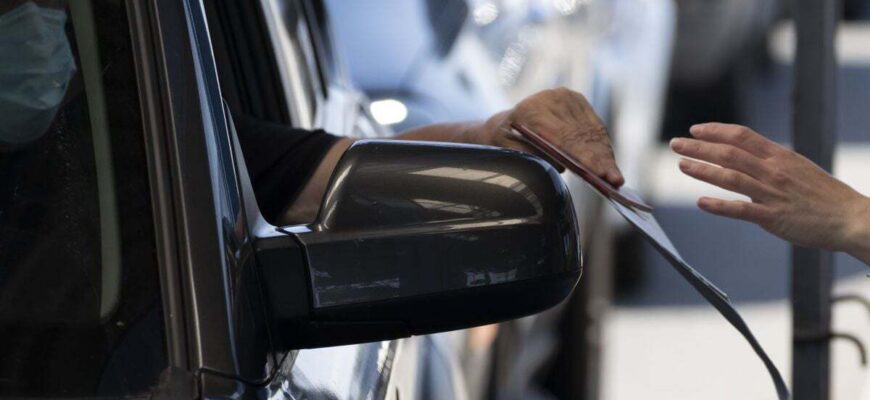 Водій і всі пасажири мають вийти з авто: з 12 жовтня вводять нову перевірку Водій і всі пасажири мають вийти з авто: з 12 жовтня вводять нову перевірку