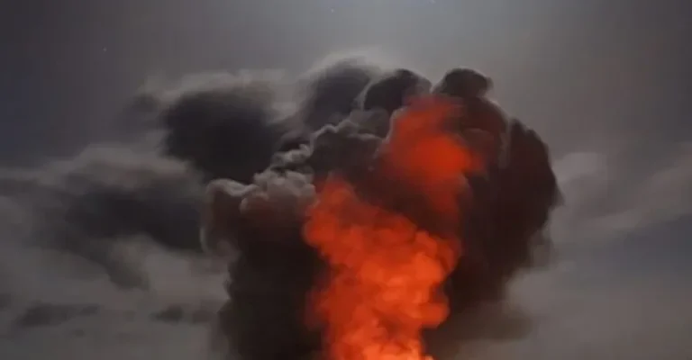 Вибух був такої потужності, що ніч на кілька секунд перетворилася на день. Відео Вибух був такої потужності, що ніч на кілька секунд перетворилася на день. Відео