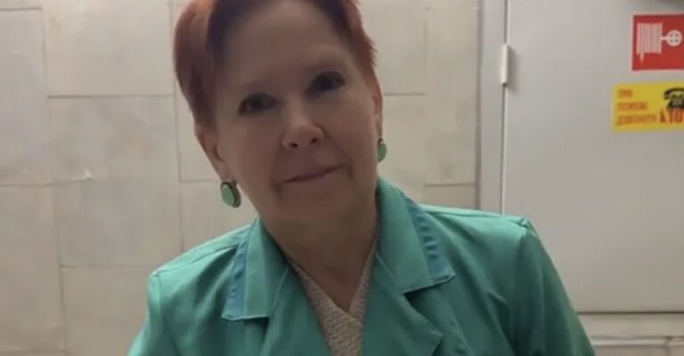 Прибиральниця колишнього Жовтневого Палацу тьотя Оля “розірвала” мережу своїм талантом: відео збирає сотні тисяч переглядів Прибиральниця колишнього Жовтневого Палацу тьотя Оля “розірвала” мережу своїм талантом: відео збирає сотні тисяч переглядів