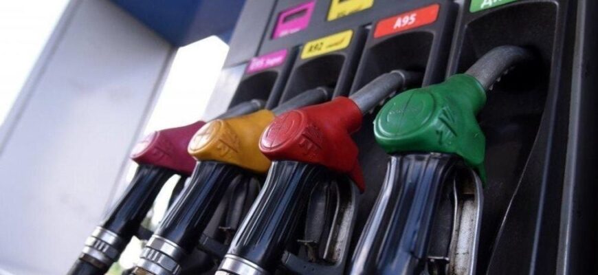 Ціни на бензин б’ють рекорди: удари дронів по НПЗ обрушили паливний ринок у Росії Ціни на бензин б’ють рекорди: удари дронів по НПЗ обрушили паливний ринок у Росії