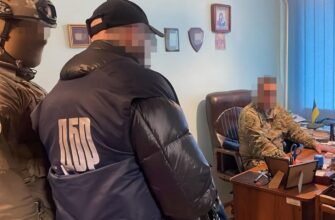 Ліжко застелене доларами та злитками золота: у ДБР показали, як живуть співробітники ТЦК Ліжко застелене доларами та злитками золота: у ДБР показали, як живуть співробітники ТЦК