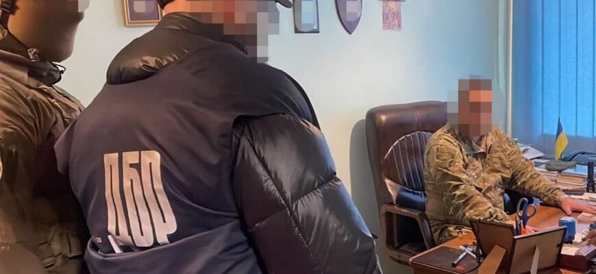 Ліжко застелене доларами та злитками золота: у ДБР показали, як живуть співробітники ТЦК Ліжко застелене доларами та злитками золота: у ДБР показали, як живуть співробітники ТЦК