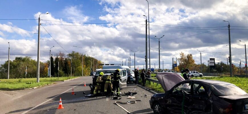 Автотроща на трасі поблизу Городка: є постраждалі, на місці працюють спецслужби (ФОТО) Автотроща на трасі поблизу Городка: є постраждалі, на місці працюють спецслужби (ФОТО)
