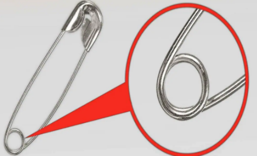 Більшість людей не знають, для чого призначений маленький отвір у англійській шпильці. Більшість людей не знають, для чого призначений маленький отвір у англійській шпильці.