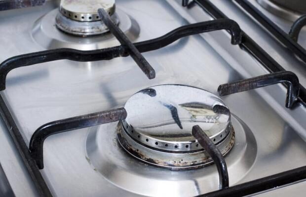 Блогерка з Шостки показала, як без світла й газу підігріти на звичайній плиті їжу або закип’ятити воду Блогерка з Шостки показала, як без світла й газу підігріти на звичайній плиті їжу або закип’ятити воду