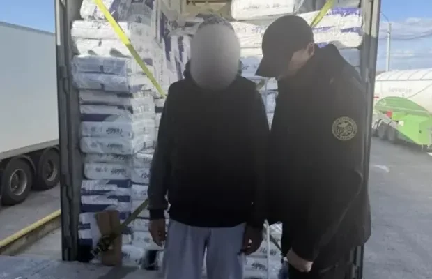 “Геніальний” план, але щось пішло не так: Іноземець намагався потрапити до України, сховавшись у вантажівці з підгузками (фото) “Геніальний” план, але щось пішло не так: Іноземець намагався потрапити до України, сховавшись у вантажівці з підгузками (фото)
