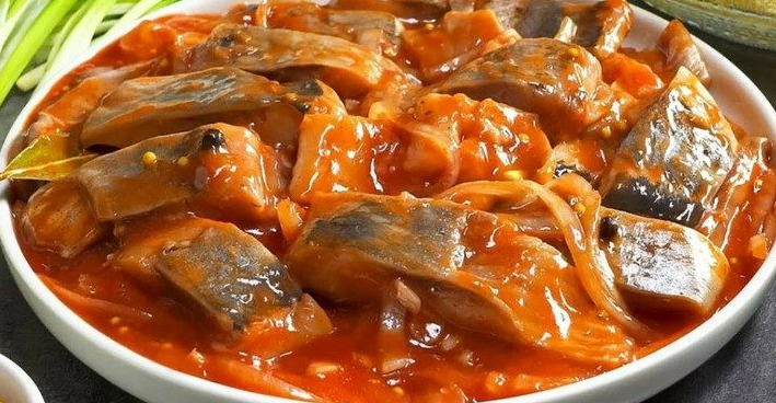 Маринований оселедець у томатному соусі з цибулею: ідеальна закуска для будь-якого випадку Маринований оселедець у томатному соусі з цибулею: ідеальна закуска для будь-якого випадку