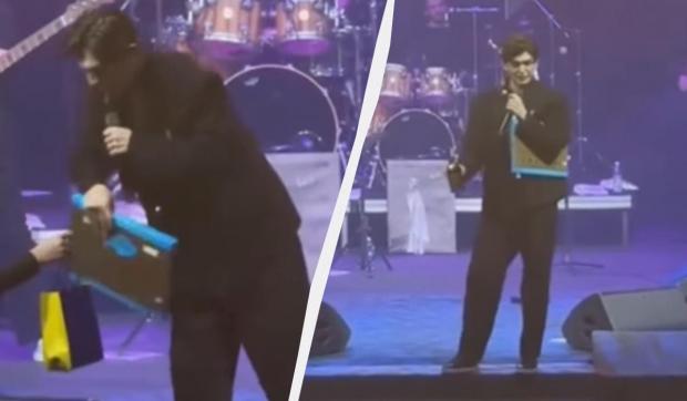 “Мені не подобаються жовто-сині кольори”: Російський співак жорстко зганьбився у Казахстані, усі його концерти скасували “Мені не подобаються жовто-сині кольори”: Російський співак жорстко зганьбився у Казахстані, усі його концерти скасували