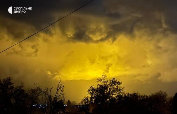 Небо над Дніпром “пожовтіло”: Місцеві розповіли, що стало причиною (фото) Небо над Дніпром “пожовтіло”: Місцеві розповіли, що стало причиною (фото)