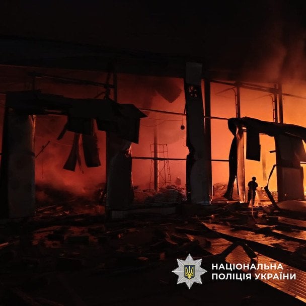 Армія РФ атакувала безпілотниками підприємство у Чугуєві 28 жовтня. / © Національна поліція України