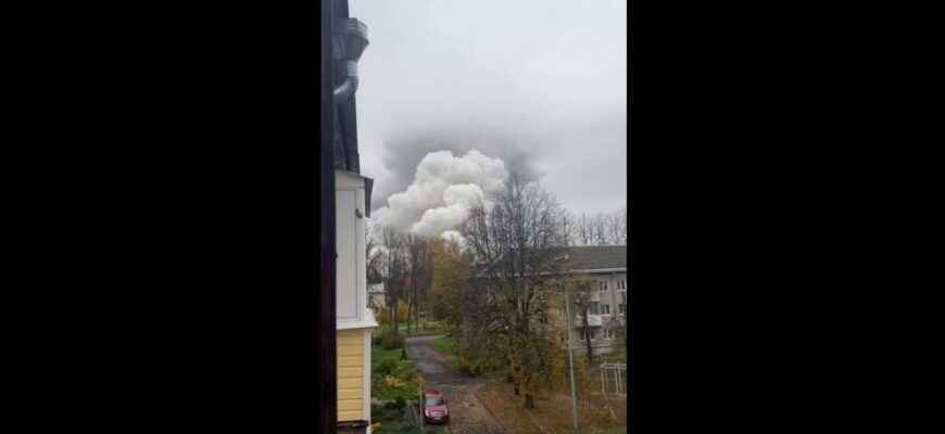 Підприємство Роскомоса під Москвою огорнув величезний стовп диму, очевидці повідомляють про “вибух” Підприємство Роскомоса під Москвою огорнув величезний стовп диму, очевидці повідомляють про “вибух”